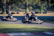 femme karts piste extérieur